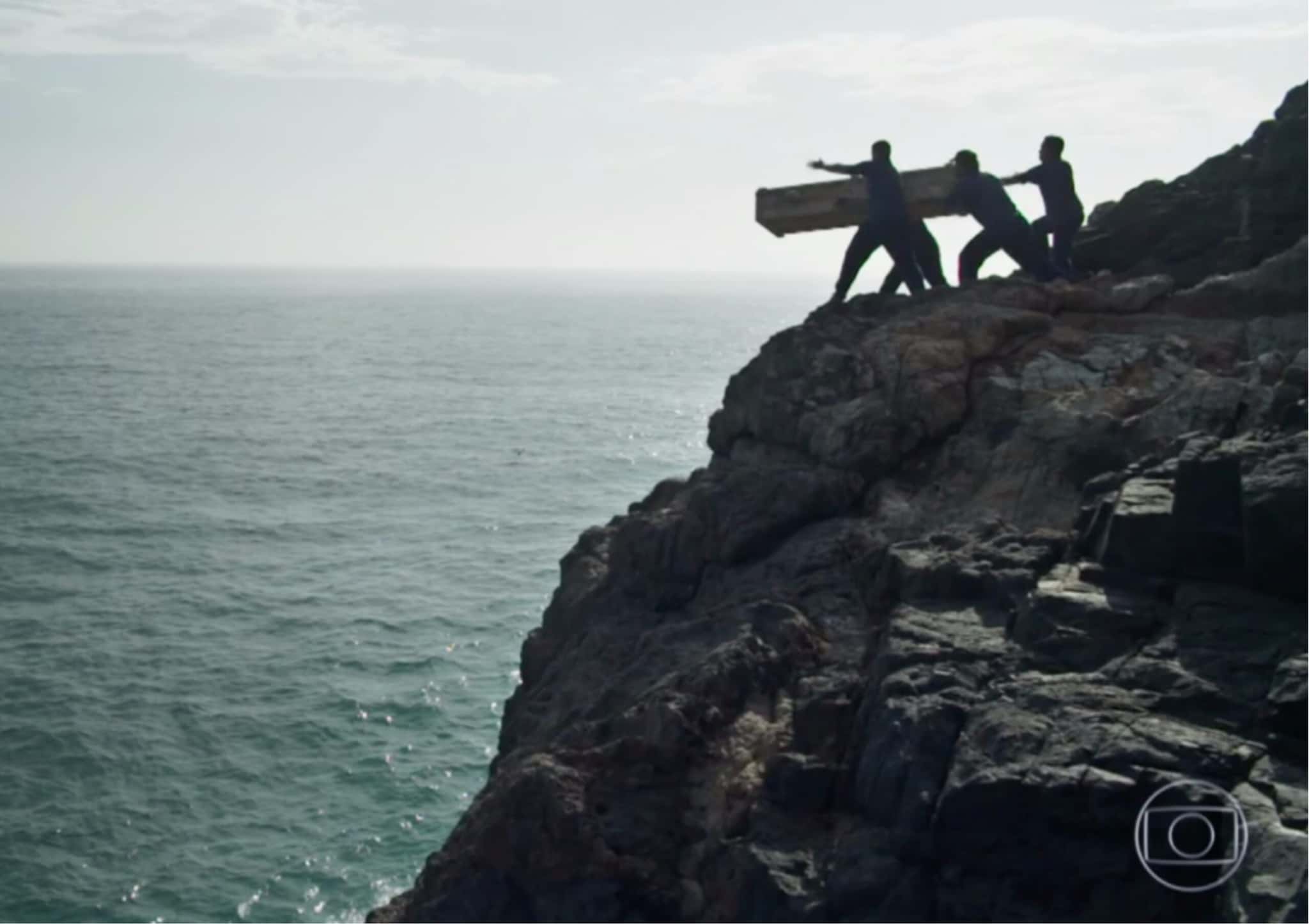 Em O Outro Lado do Paraíso, Clara foi arremessada de caixão (Foto reprodução)