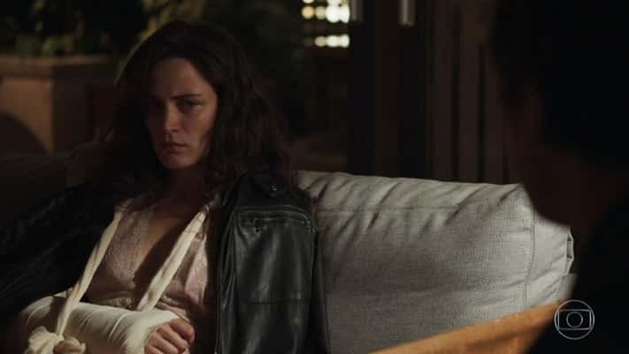 Clara (Bianca Bin) é agredida por Gael (Sérgio Guizé) em O Outro Lado do Paraíso. (Foto: Reprodução/TV Globo)