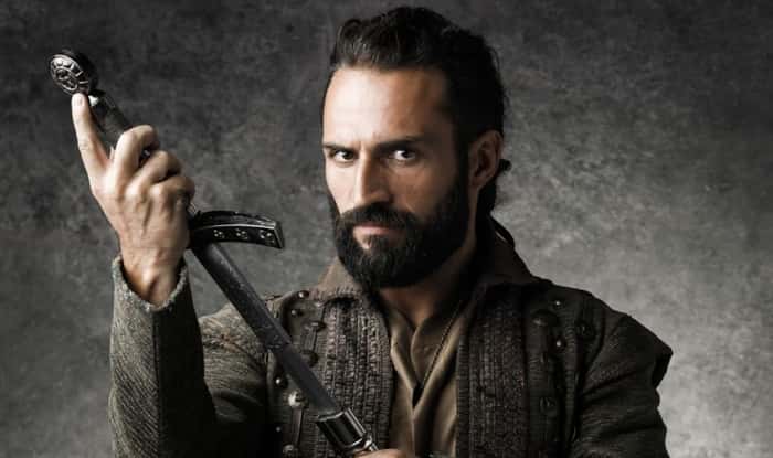 José Fidalgo caracterizado para Deus Salve o Rei. (Foto: Divulgação / TV Globo)