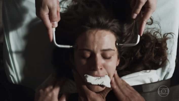 Clara (Bianca Bin) em cena de O Outro Lado do Paraíso. (Foto: Reprodução/TV Globo)