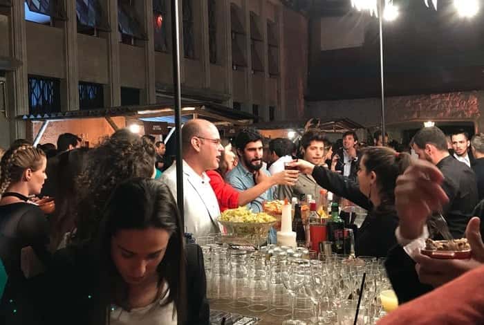 Renato Góes é flagrado com Thaila Ayala em clima romântico. (Foto: Divulgação)