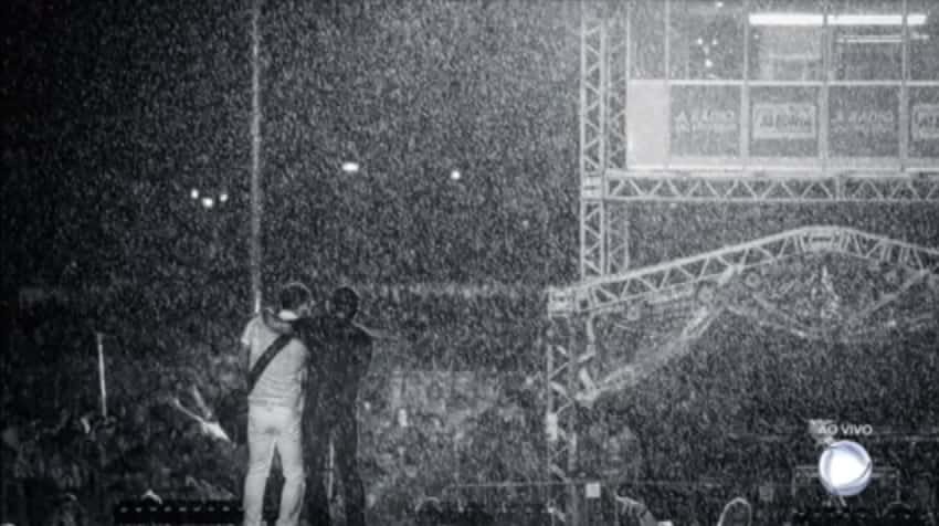 Zezé Di Camargo e Luciano enfrentaram chuva para fazerem show. (Foto: Reprodução)