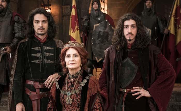 Afonso (Rômulo Estrela), Rodolfo (Johnny Massaro) e Crisélia (Rosamaria Murtinho) Foto: Divulgação/TV Globo)