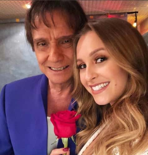 A atriz Carla Diaz em gravação especial do cantor Roberto Carlos. (Foto: Reprodução/Instagram)