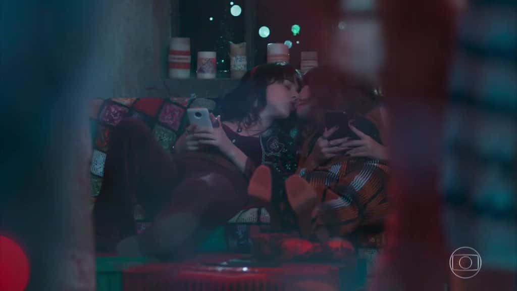 Lica e Samantha se beijam em Malhação (Foto: Reprodução)
