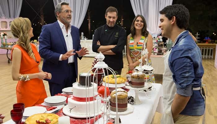 O campeão Dário mostra aos jurados o que preparou na final do Bake Off Brasil (Foto: Artur Igrecias/SBT)