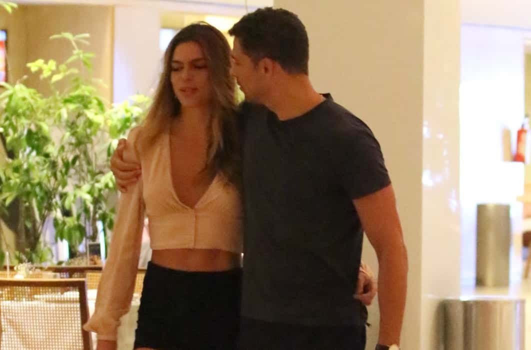 Mariana Goldfarb aproveitou a noite desta quarta-feira (15) para passear no shopping ao lado do namorado Cauã Reymond. (Foto: Fabio Moreno/Agnews)