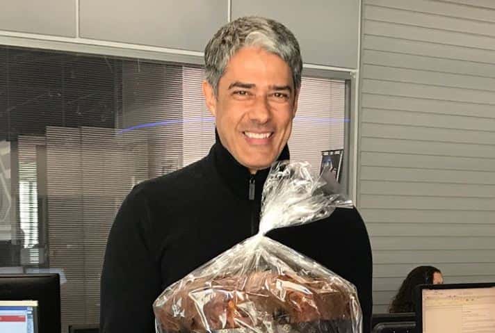 O apresentador Wiliam Bonner com o panetone de Faustão (Foto: Reprodução/Instagram)