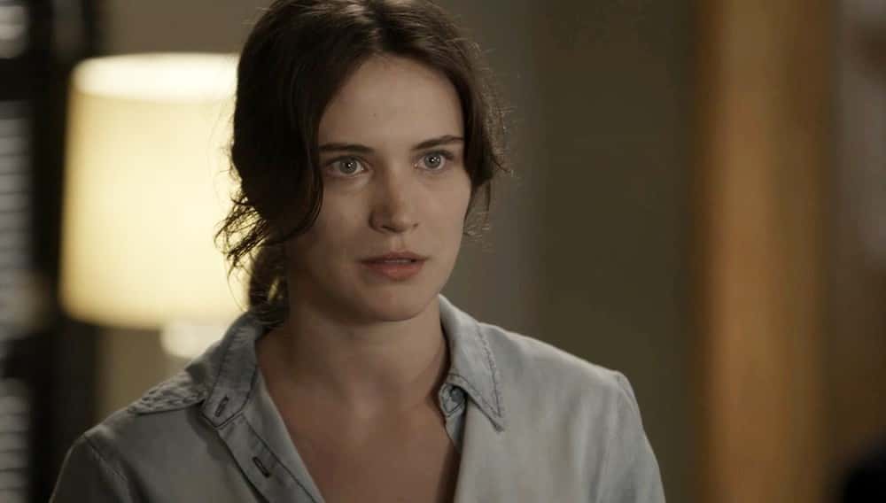 Clara pensa em transformação radical (Foto: TV Globo)