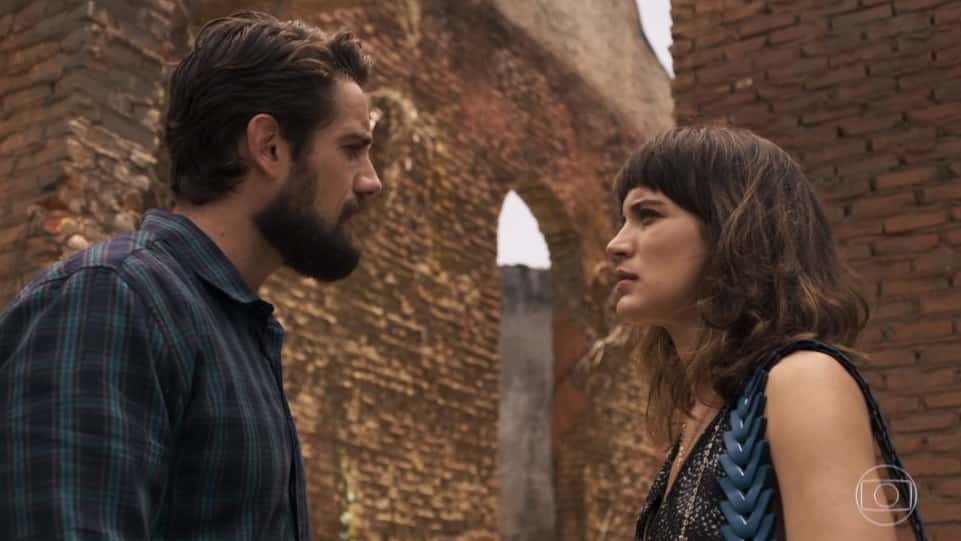 Clara fica encantada com atitude de Renato na novela O Outro Lado do Paraíso. (Foto: Reprodução)