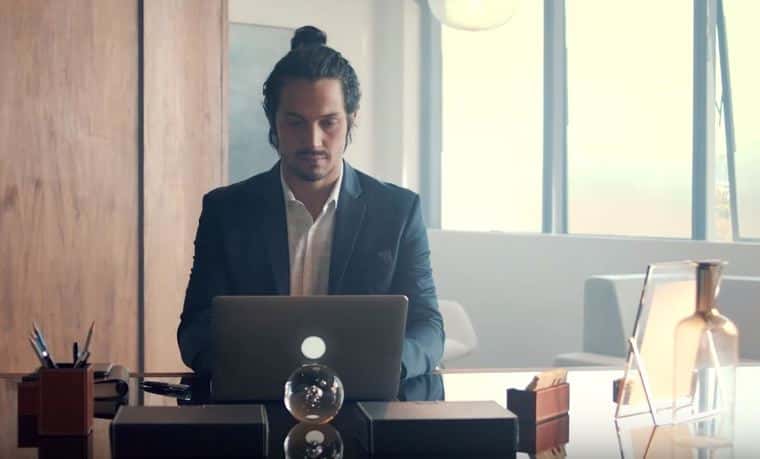 O ator Rômulo Estrela em teaser de Deus Salve o Rei (Foto: Reprodução/Coxinha Nerd/YouTube)