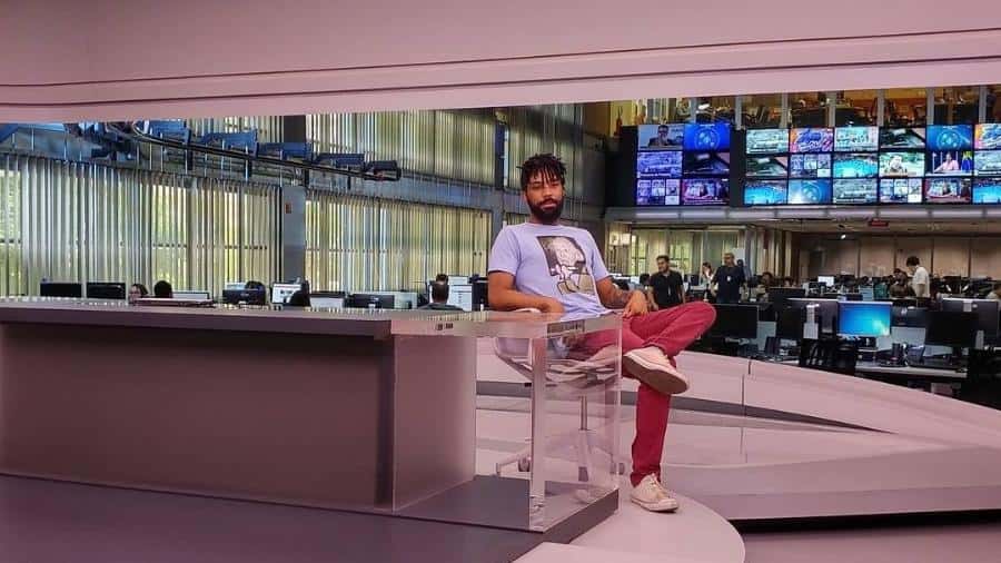 Diego se "diverte" na redação da Globo. (Foto: Reprodução)