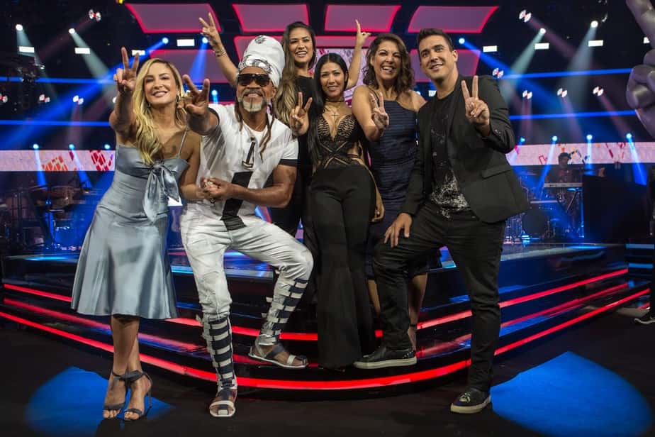 Claudia Leitte, Simone e Simária e a equipe do The Voice Kids (Foto: Divulgação)
