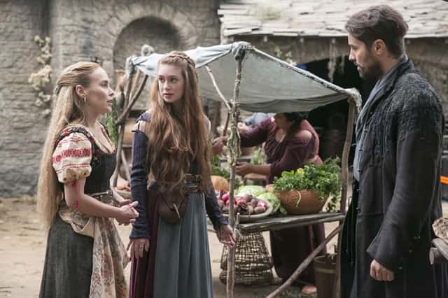Diana (Fernanda Nobre), Amália (Marina Ruy Barbosa) e Virgílio (Ricardo Pereira) (Foto: Globo/Rafael Campos)