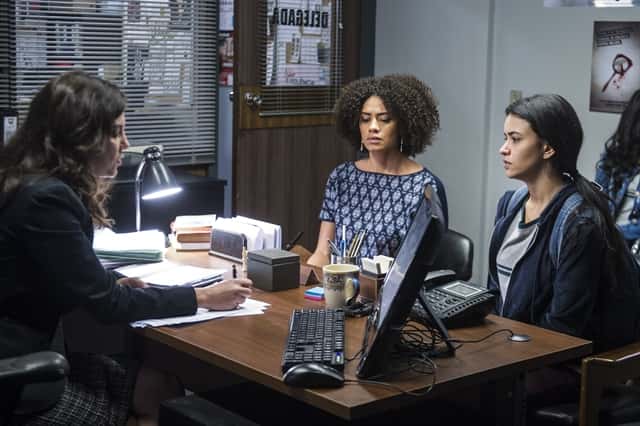 Dóris (Ana Flávia Cavalcanti) e K1 (Talita Younan) diante da delegada Andrezza (Cristina Flores) (Foto: Globo/Mauricio Fidalgo)