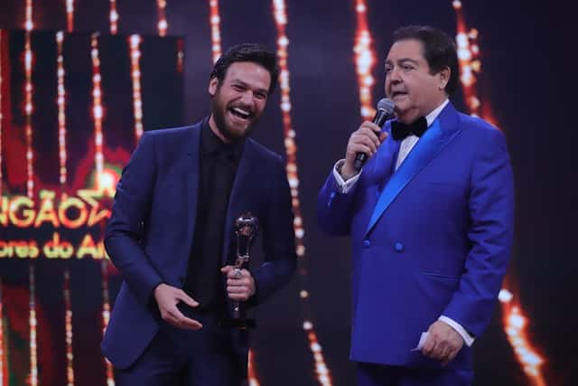 Emílio Dantas e Fausto Silva no Melhores do Ano 2017 (Foto: Globo/Paulo Belote)