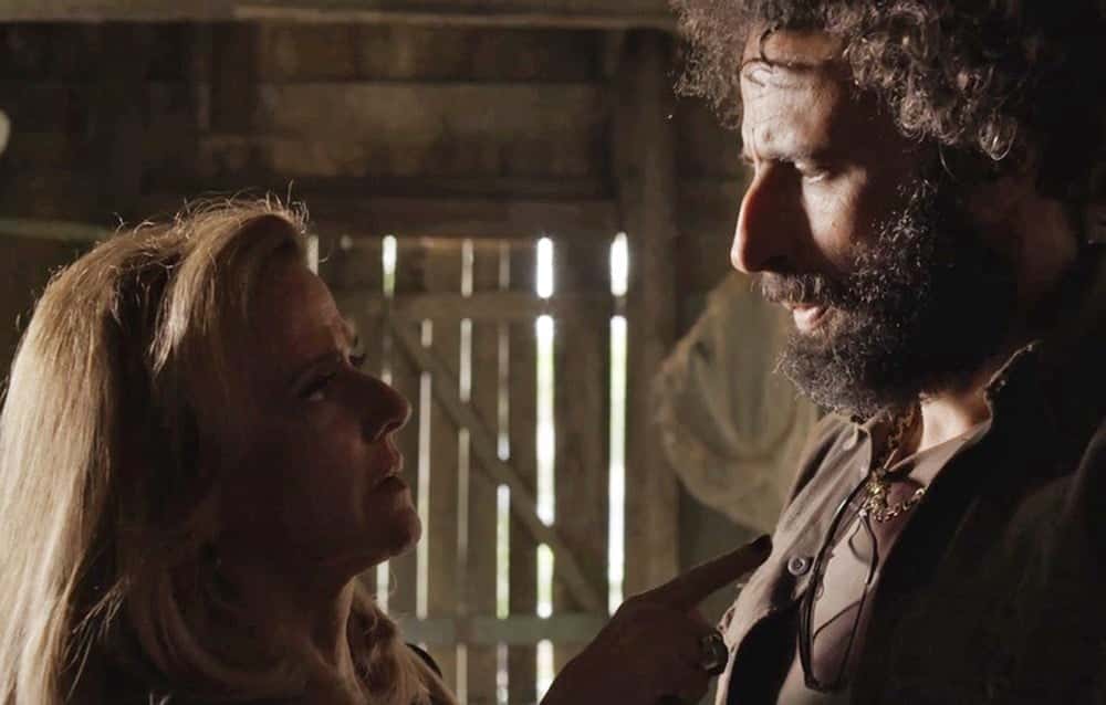 Sophia conversa com Rato e bola plano em O Outro Lado do Paraíso(Foto: TV Globo)