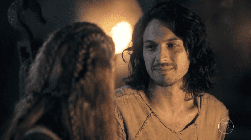 Afonso (Rômulo Estrela) e Amália (Maria Ruy Barbosa) em cena de Deus Salve o Rei (Foto: Reprodução/Globo)