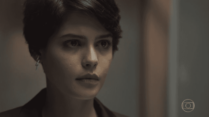 Adriana (Julia Dalavia) em cena de O Outro Lado do Paraíso (Foto: Reprodução/Globo)