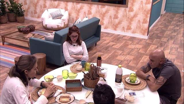 Ana Clara no café da manhã com a família (Foto: Reprodução)