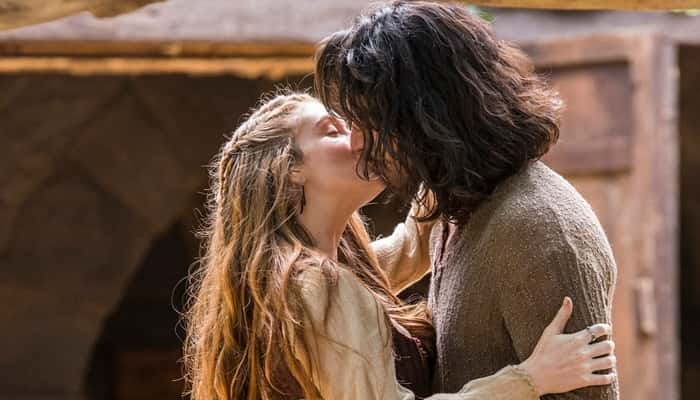 Amália (Marina Ruy Barbosa) e Afonso (Romulo Estrela) em cena de Deus Salve o Rei (Foto: Globo/Marília Cabral)