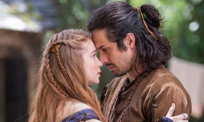 Amália (Marina Ruy Barbosa) e Afonso (Romulo Estrela) em Deus Salve o Rei (Foto: Globo/Marília Cabral)