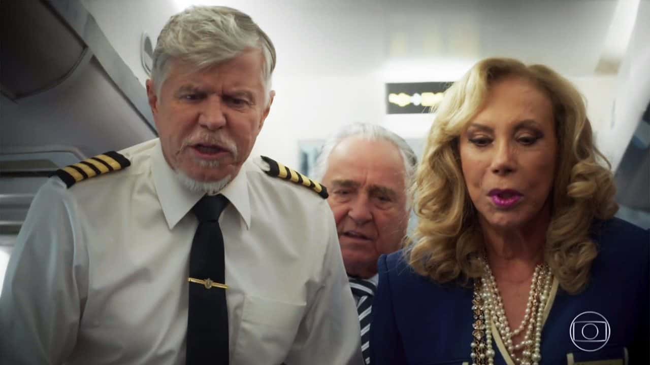 Vadeco (Miguel Falabella) e Berna (Arlete Salles) em cena da estreia de Brasil a Bordo (Foto: Reprodução/Globo)