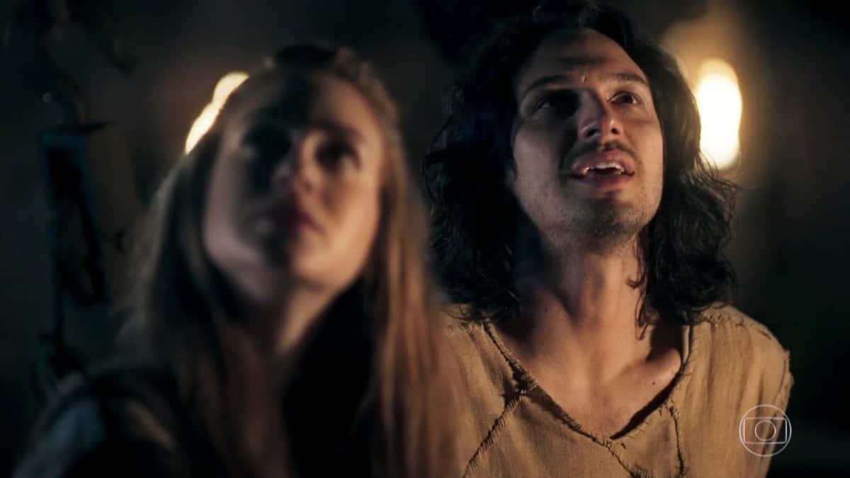 Afonso e Amália em Deus Salve o Rei. (Foto: Reprodução/Globo)