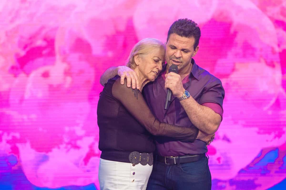 Eduardo Costa no palco do Hora do Faro (Foto: Divulgação/RecordTV)