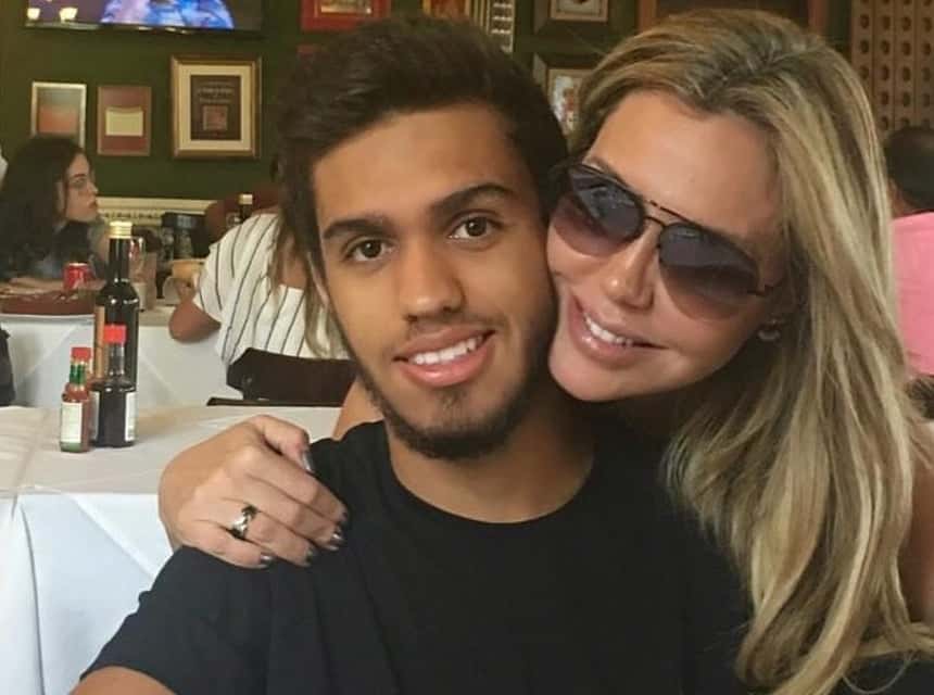 Renata Banhara e o filho mais velho (Foto: Reprodução)