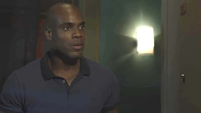 Rafael Zulu em cena de O Outro Lado do Paraíso (Foto: Divulgação/Globo)