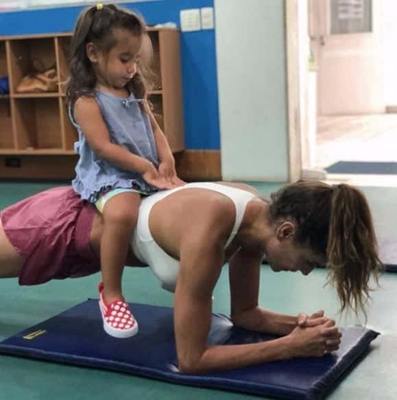 A atriz Deborah Secco malha com a filha. (Foto: Reprodução/Instagram)