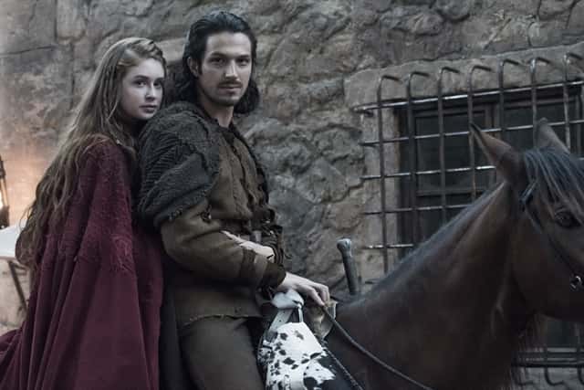 Amália (Marina Ruy Barbosa) e Afonso (Rômulo Estrela) em cena de Deus Salve o Rei (Foto: Globo/Cesar Alves)