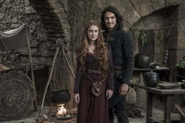Marina Ruy Barbosa (Amália) e Romulo Estrela (Afonso) em Deus Salve o Rei (Foto: Globo/Cesar Alves)