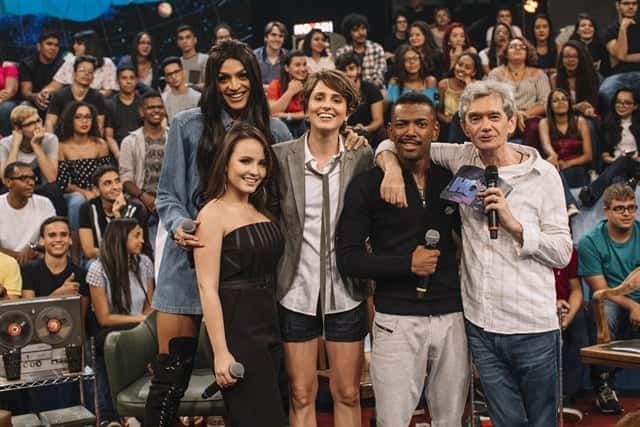 Pabllo Vittar, Larissa Manoela, Carol Duarte e Nego do Borel com Serginho Groisman (Foto: Globo/Júlia Rodrigues)