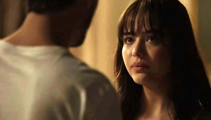 Laura (Bella Piero) fica aterrorizada com sexo em cena de O Outro Lado do Paraíso (Foto: Divulgação/Globo)