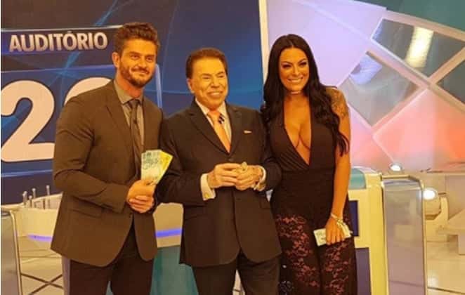 Marcos Harter e Monique Amin gravam com Silvio Santos (Foto: Divulgação)
