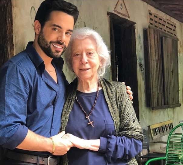 Pedro Carvalho e Fernanda Montenegro posam nos bastidores da novela O Outro Lado do Paraíso. (Foto: Reprodução/Instagram)
