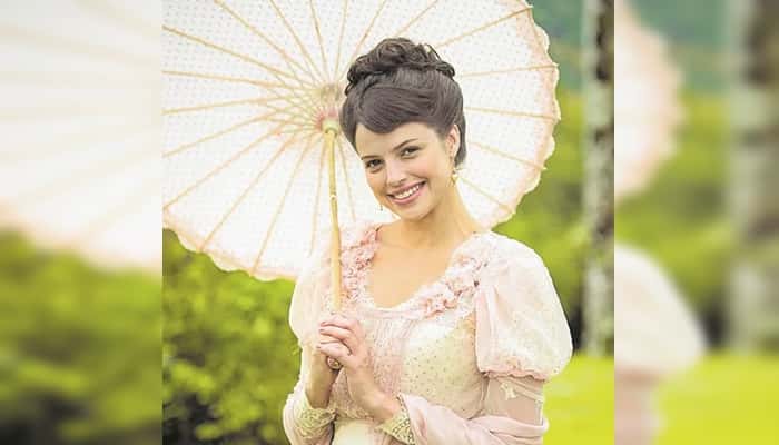 Agatha como a sua personagem Ema de Orgulho e Paixão (Foto: Montagem/Raquel Cunha/TV Globo)