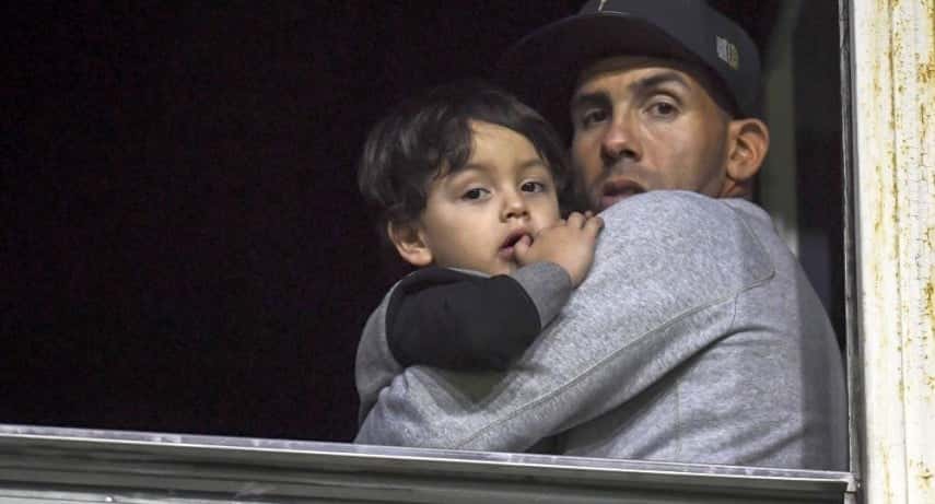Tevez e o filho na Bombonera em 2017 (Foto: Télam/Reprodução)