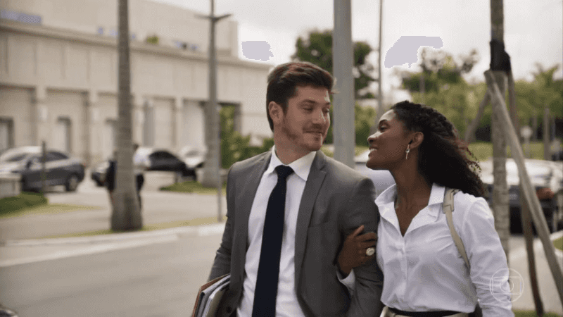 Bruno ( Caio Paduan ) e Raquel (Erika Januza) em cena de O Outro Lado do Paraíso (Foto: Reprodução/Globo)