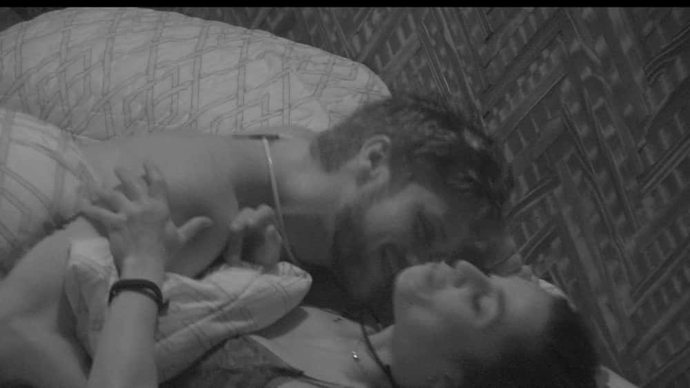 Breno e Paula na cama (Foto: Reprodução)