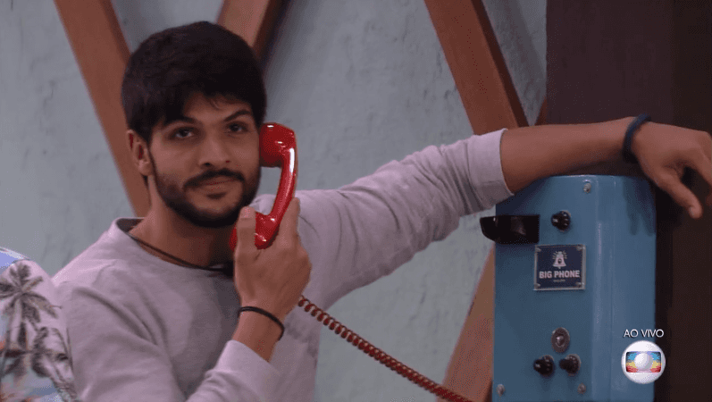 Lucas no momento em que atende o Big Fone no BBB18 (Foto: Reprodução/Globo)