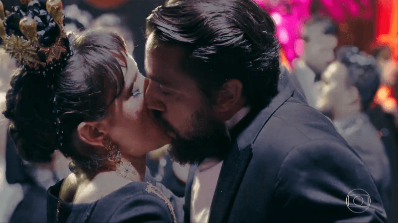 Clara (Bianca Bin) e Renato (Rafael Cardoso) em cena de O Outro Lado do Paraíso (Foto: Reprodução/Globo)