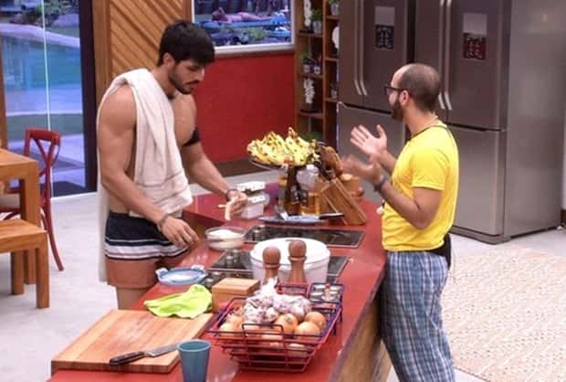 Participante conversou com Lucas antes do banho (Foto: Reprodução)