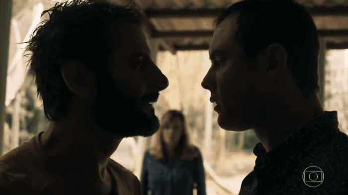 Vinícius (Flávio Tolezani) e Gael (Sergio Guizé) em cena de O Outro Lado do Paraíso (Foto: Reprodução/Globo)