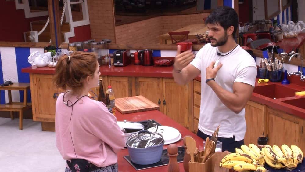 Ana Clara em conversa com Lucas após ser mandada para o paredão (Foto: TV Globo)