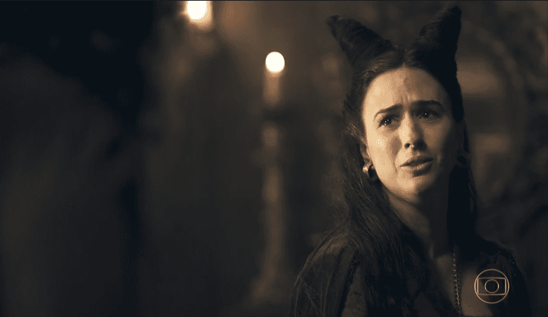 Lucrécia (Tatá Werneck) em cena de Deus Salve o Rei (Foto: Reprodução/Globo)