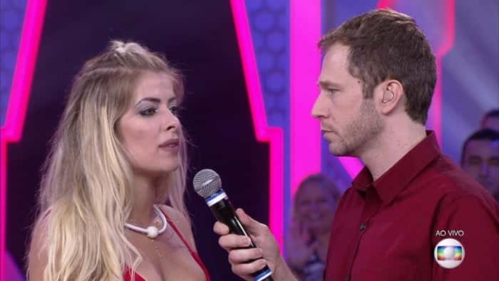 Jaqueline conversou com Tiago Leifert após ser eliminada do BBB18 (Foto: Reprodução/Globo)