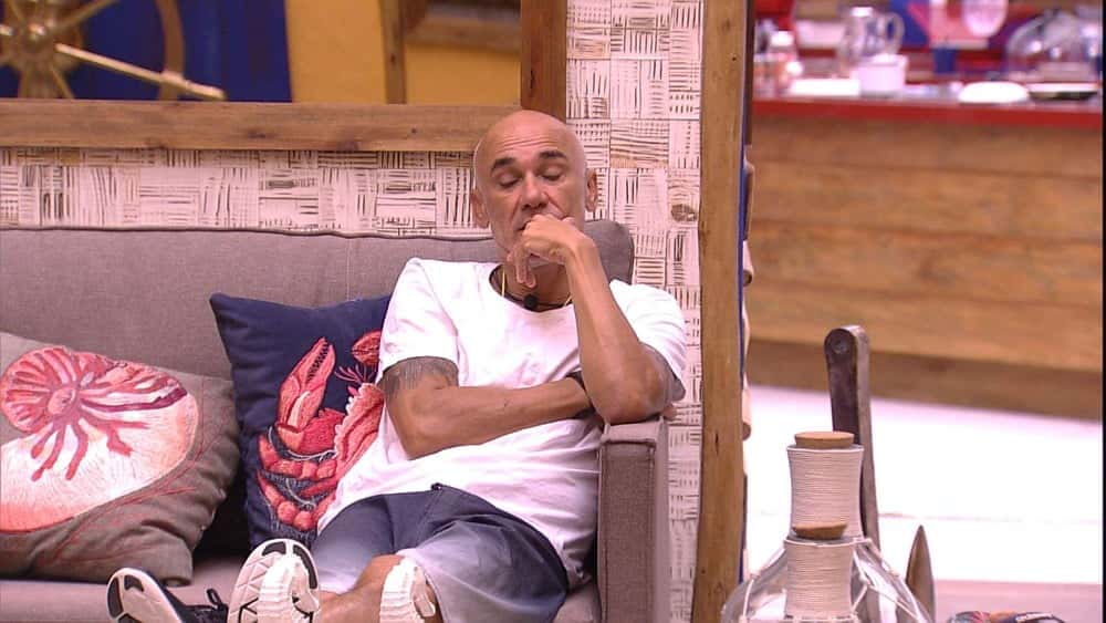 Ayrton conta segredo para Viegas no BBB18. (Foto: Reprodução/TV Globo)